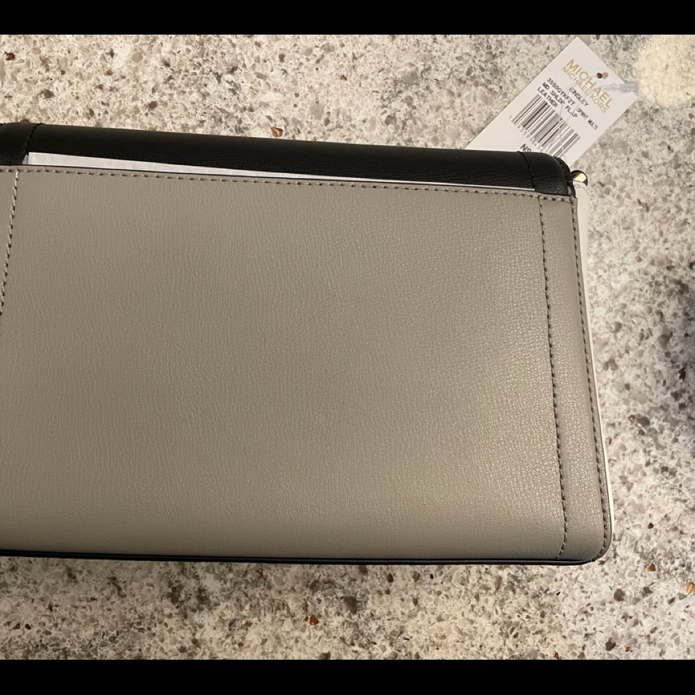 Michael Kors kinsley medium size purse - Picture 3 of 4